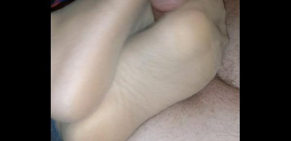  homemade nylon footjob with cumshot over her stinky feet